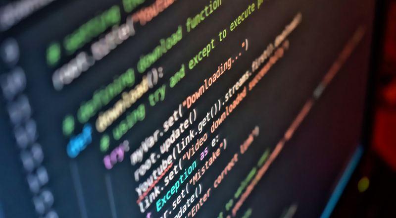 Código-fonte com destaque de sintaxe preenchendo a tela de um monitor