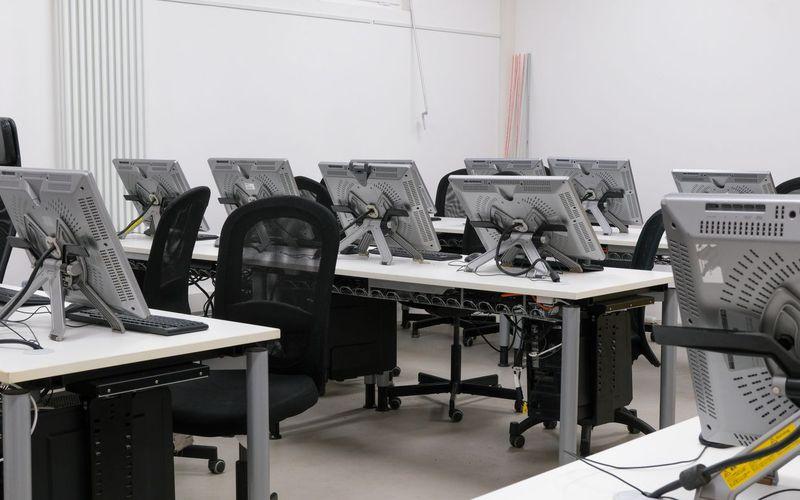 Laboratório de informática com fileiras de computadores