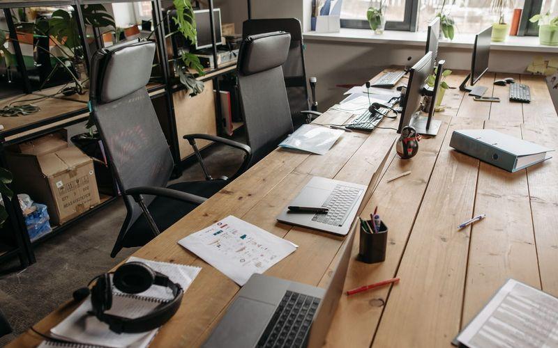Escritório com bancadas de trabalho e monitores