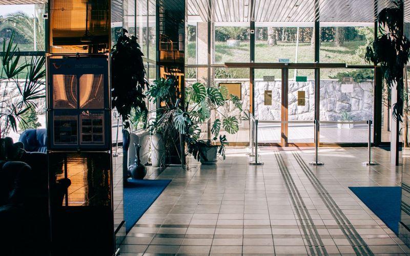 Saguão de hotel com recepção e área de estar