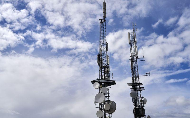 Torres de telecomunicação com antenas contra o céu